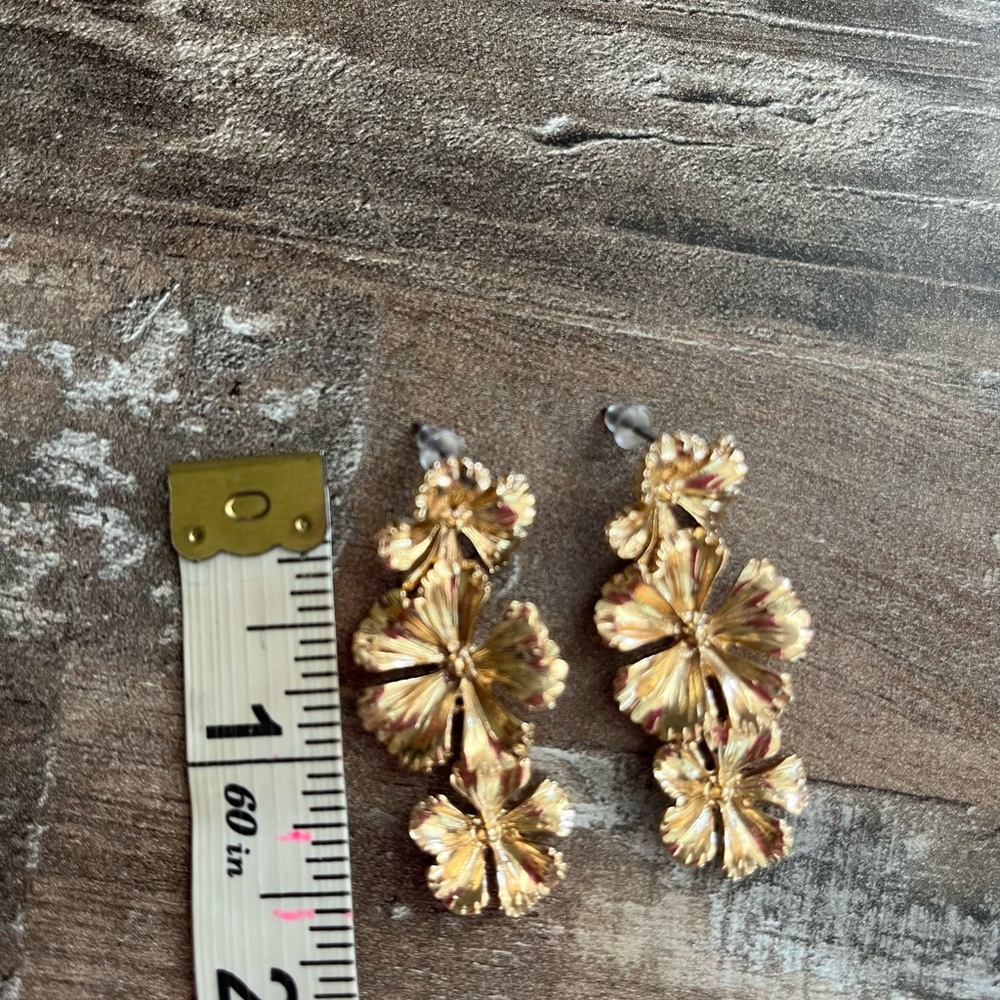 NEW Floral Dangle Earrings! - Picture 3 of 4